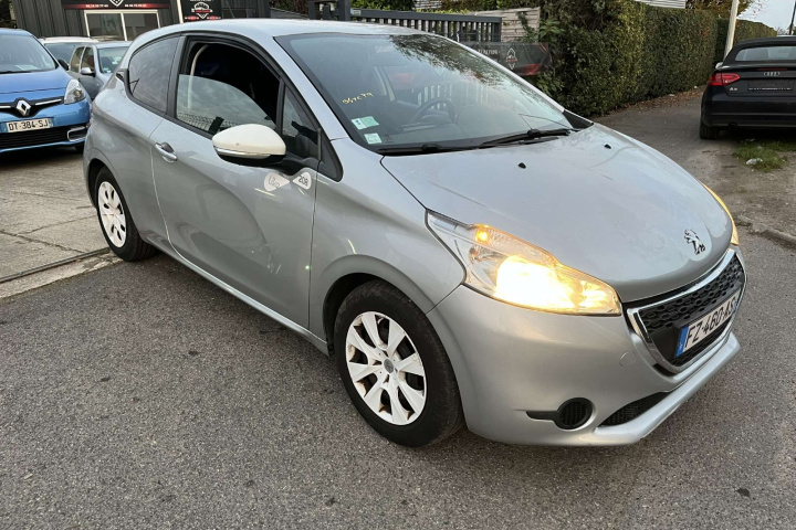 PEUGEOT 208